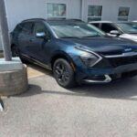 El Kia Sportage Hybrid 2025 ha recibido una rebaja de $1,828, reduciendo su precio de $30,460 a $28,632. Este SUV híbrido ofrece una conducción suave gracias a su transmisión de seis marchas y la opción de tracción total o delantera. Con una excelente eficiencia de combustible y características modernas, como el sistema de infoentretenimiento y asistencia al conductor, el Sportage Hybrid es una opción competitiva dentro del mercado de híbridos. Con la reducción de precio, Kia ha hecho que este SUV sea aún más accesible para aquellos interesados en un vehículo híbrido asequible y eficiente.