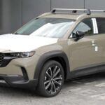 El Mazda CX-50 es un SUV compacto que adopta un enfoque más deportivo y aventurero. Comparado con el CX-5, el CX-50 está diseñado para ofrecer más capacidades fuera de la carretera, compitiendo directamente con modelos como el Subaru Forester. Su manejo preciso, interiores cómodos y un diseño robusto lo convierten en un rival serio para aquellos que buscan un SUV que combine estilo y capacidad de conducción todoterreno.

Puntos fuertes: Excelente manejo, capacidad todoterreno, estilo llamativo.
Consejo: Ideal para quienes quieren un SUV que no solo sea elegante, sino también capaz en terrenos difíciles.