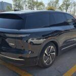El 2025 NIO ES8 es un SUV eléctrico que está cambiando las reglas del lujo y la sostenibilidad. Con dos motores eléctricos que producen 697 caballos de fuerza, el ES8 acelera de 0 a 100 km/h en menos de cuatro segundos. Su batería de 100 kWh ofrece una autonomía estimada de 400 millas, mientras que el interior cuenta con asientos acolchados, una pantalla trasera de 21.4 pulgadas y un maletero con estilo armario. Con un precio aproximado de £31,000 en China, el NIO ES8 redefine lo que significa el lujo eléctrico.

Puntos fuertes: Potencia eléctrica impresionante, sostenibilidad, interiores de lujo.
Consejo: Ideal para quienes buscan un SUV eléctrico de lujo con gran autonomía y un diseño futurista.