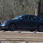 El Honda Accord es uno de los sedanes más fiables del mercado. Con una probabilidad del 27,1% de superar las 250,000 millas, el Accord se ha ganado su fama de durabilidad. Gracias a su motor eficiente y su sencilla mecánica, este coche es conocido por su bajo costo de mantenimiento y su capacidad para resistir el paso del tiempo. Es común ver Accords antiguos con más de 200,000 millas, funcionando perfectamente.

Puntos fuertes: Motor eficiente, fiabilidad a largo plazo, bajo mantenimiento.

Consejo: Si buscas un coche confiable que te dure muchos años, el Accord es una de las mejores opciones.