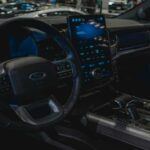 Hoy en día, las características de asistencia al conductor no son un lujo, sino una necesidad. Lamentablemente, Ford tiende a reservar muchas de estas características para sus niveles de equipamiento más altos, dejando a los compradores con presupuesto limitado con menos opciones en cuanto a seguridad y comodidad.

Las versiones básicas a menudo no incluyen sistemas avanzados como control de crucero adaptativo, asistencia de mantenimiento de carril o frenado de emergencia automático. Esto puede ser una desventaja significativa, especialmente cuando competidores ofrecen estas características como estándar en más de sus modelos. Si buscas lo último en tecnología de asistencia sin romper el banco, un Ford de gama baja no será tu mejor opción.

Puntos destacados: Falta de tecnología de asistencia en versiones básicas, características limitadas.