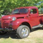 La camioneta militar convertida en civil
El Dodge Power Wagon marcó un antes y un después en el mundo de las camionetas, ya que fue uno de los primeros modelos civiles en adoptar características militares. Surgió poco después de la Segunda Guerra Mundial y, aunque su origen es de vehículos militares, rápidamente se ganó la confianza de los trabajadores civiles por su capacidad para manejar todo tipo de tareas pesadas. Su tracción en las cuatro ruedas, combinada con una construcción robusta, lo hizo perfecto para los terrenos más difíciles y las cargas más pesadas. El Power Wagon elevó los estándares de lo que se esperaba de una camioneta, creando un legado que aún perdura.

Puntos destacados: Capacidad todoterreno, diseño robusto.