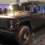 Una camioneta que no supo adaptarse al mercado
La Bollinger B2 prometía 614 caballos de fuerza, 200 millas de autonomía y hasta 7,500 libras de capacidad de remolque, con un precio inicial de 125,000 dólares. Aunque su diseño cuadrado y minimalista atrajo a algunos aficionados, la autonomía limitada y el precio desorbitado fueron factores determinantes en su fracaso. Incluso con intentos de resurgir, la B2 sigue siendo una curiosidad para coleccionistas más que una camioneta eléctrica funcional para el mercado masivo.

Puntos débiles: Autonomía limitada, alto costo y diseño poco práctico.
