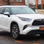 Un SUV familiar de larga duración
El Toyota Highlander es la opción perfecta para familias que buscan un SUV duradero. El motor V6, conocido por su fiabilidad, ha sido uno de los pilares de este modelo durante años. La versión híbrida ofrece más autonomía sin sacrificar la durabilidad. Con un sistema de refrigeración que soporta viajes largos y temperaturas extremas, el Highlander está preparado para cualquier aventura familiar.

Además, la transmisión es suave, incluso cuando el vehículo está cargado con pasajeros y equipaje. Los asientos y los acabados mantienen su forma durante años, y el mantenimiento es predecible y fácil de realizar. Con un historial de larga durabilidad, el Highlander es el coche familiar que te acompañará por muchos años.

Por qué es confiable: Su fiabilidad, confort y capacidad lo convierten en un coche familiar ideal para largos períodos de propiedad.