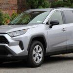 El Toyota RAV4 es el SUV más vendido en EE. UU., y su popularidad se debe en parte a su fiabilidad. iSeeCars encontró que casi el 15% de los RAV4 se mantienen durante 10 años o más. El RAV4 frecuentemente ocupa los primeros lugares en la lista de SUVs compactos con mejor valor de reventa, reteniendo alrededor del 56% de su precio original después de cinco años, según Kelley Blue Book. Con motores de cuatro cilindros eficientes en combustible y el historial de Toyota en cuanto a problemas mínimos a largo plazo, el RAV4 sigue siendo el SUV compacto preferido para los compradores que planean conservar su vehículo durante una década.