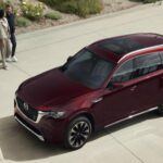 Para los jubilados que buscan lujo y comodidad, el Mazda CX-90 es una opción excepcional. Con un motor turboalimentado de hasta 340 caballos de fuerza, es perfecto para quienes prefieren un manejo más potente. Su interior de lujo incluye asientos de cuero, un sistema de sonido Bose y un techo solar corredizo, ofreciendo un confort que pocos SUV en este rango de precio pueden igualar. El CX-90 también cuenta con tres filas de asientos, lo que lo convierte en una excelente opción para familias o aquellos que desean más espacio. Aunque su precio es más alto que otras opciones, la relación calidad-precio es inmejorable si se busca un SUV de lujo que ofrezca una experiencia de conducción excepcional.