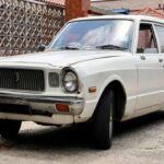 Antes de que Lexus fuera una marca, el Toyota Cressida se presentaba como el sedán de lujo de Toyota. Aunque estaba diseñado para ofrecer comodidad y elegancia, su falta de estilo y personalidad lo convirtió en un coche de lujo sin glamour. El Cressida se destacó por su motor suave y su interior cómodo, pero su apariencia era tan insípida que fácilmente se perdía en el estacionamiento. Su diseño sencillo y su falta de características llamativas lo hacían más un coche para quienes valoraban la tranquilidad de un viaje suave que para quienes buscaban algo emocionante o distintivo. En su época, fue considerado un coche de lujo sin la emoción que normalmente se asocia con este tipo de vehículos.