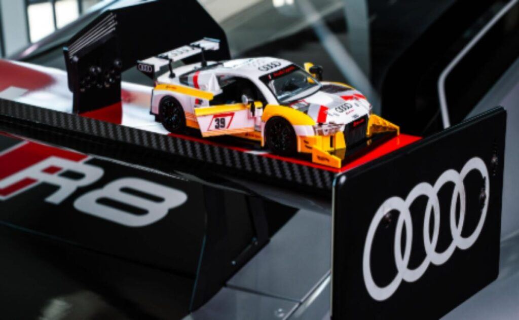 Hot Wheels y Mattel Brick Shop lanzan versiones coleccionistas de los legendarios Audi Avant RS2 y Audi R8 LMS.
