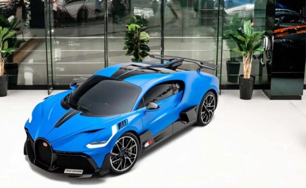 Un Bugatti Divo en azul mate se vende por 8,4 millones de dólares en Dubái: lujo y velocidad sin igual.