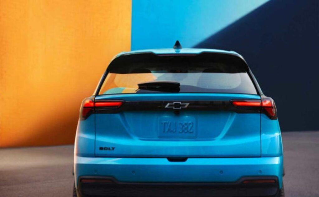 El Chevy Bolt 2027 regresa con mejor autonomía y carga, manteniendo su liderazgo como el EV más asequible.