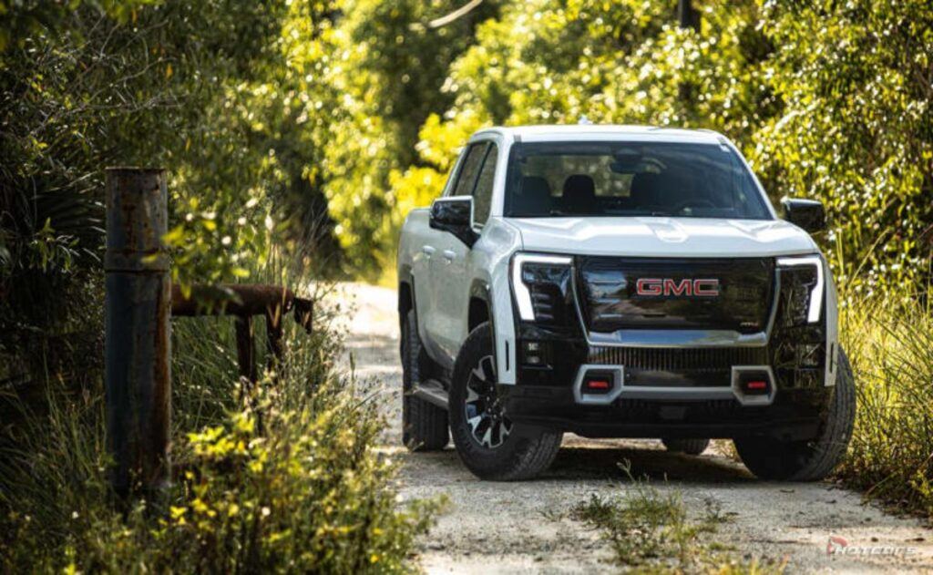 GMC Sierra EV AT4 2026: La camioneta eléctrica más imponente y versátil del mercado.