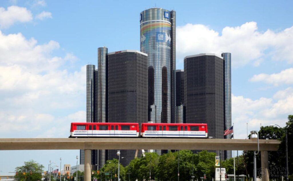 General Motors enfrenta demanda por defectos en los frenos de sus SUV y camionetas 2025.
