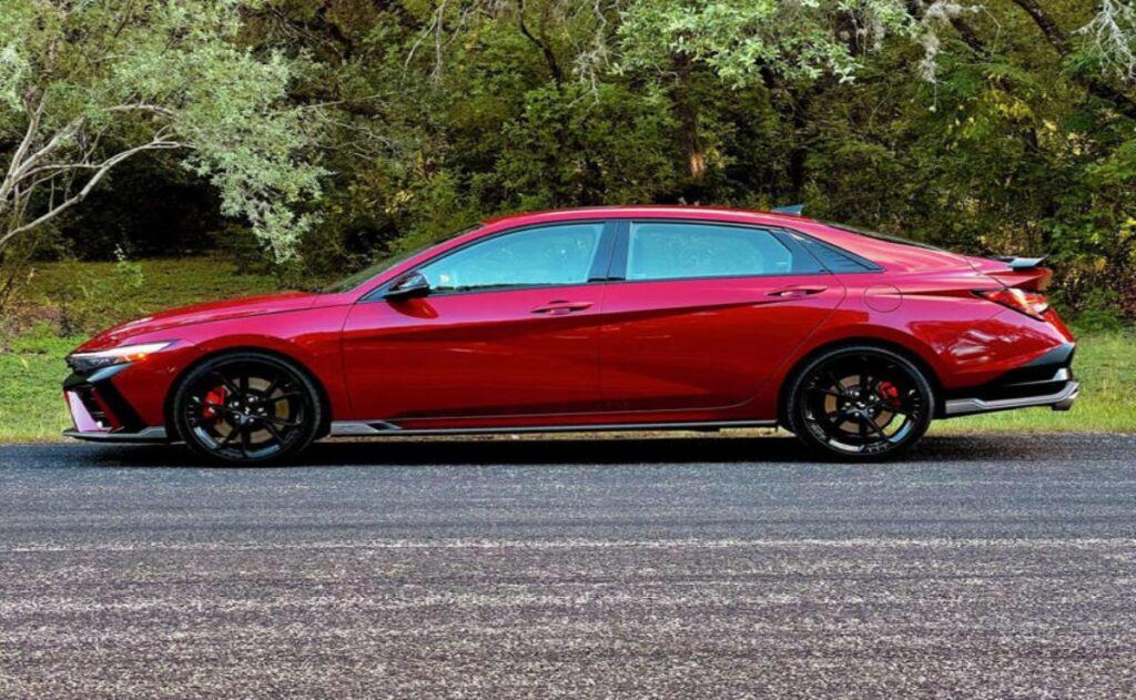 Hyundai Elantra N 2025: Un sedán compacto deportivo que cautiva al conductor.