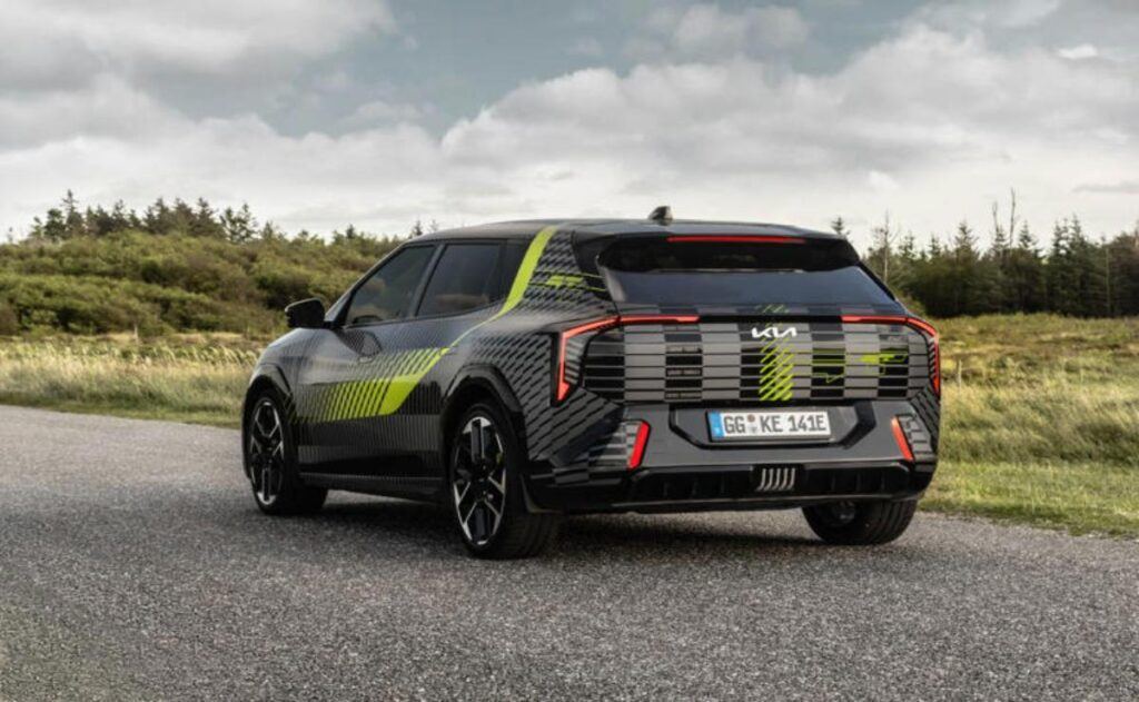 Kia prepara el lanzamiento del EV4 GT: alto rendimiento y estilo neón en un hatchback eléctrico.