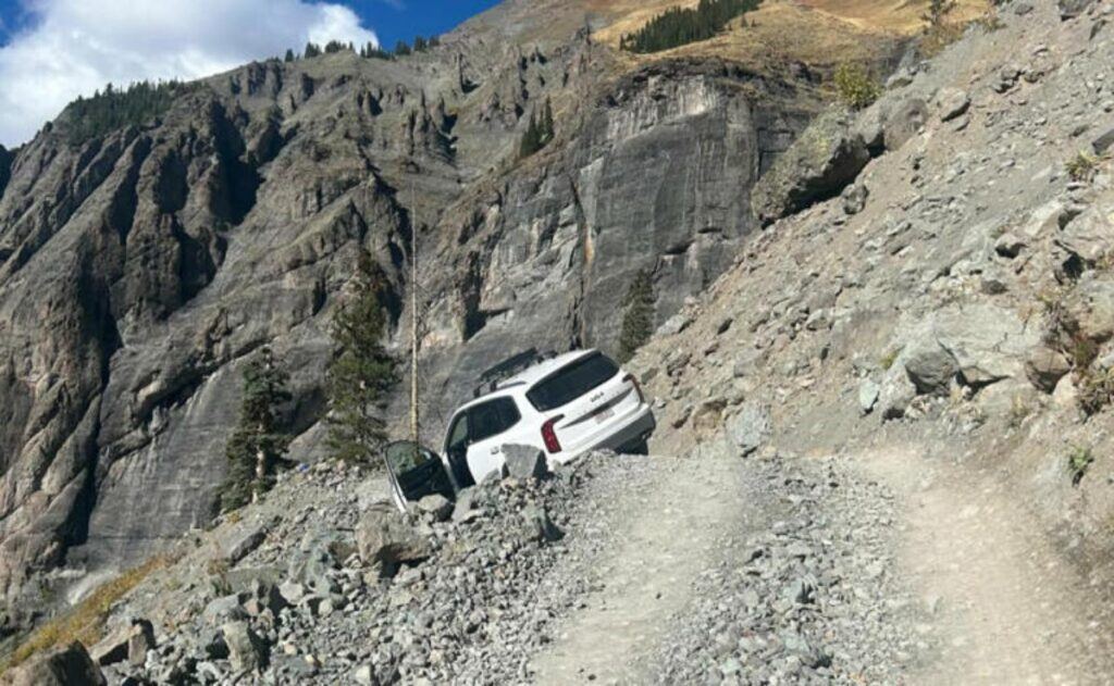Kia Telluride se queda atascado en Black Bear Pass y termina en un gran desastre.