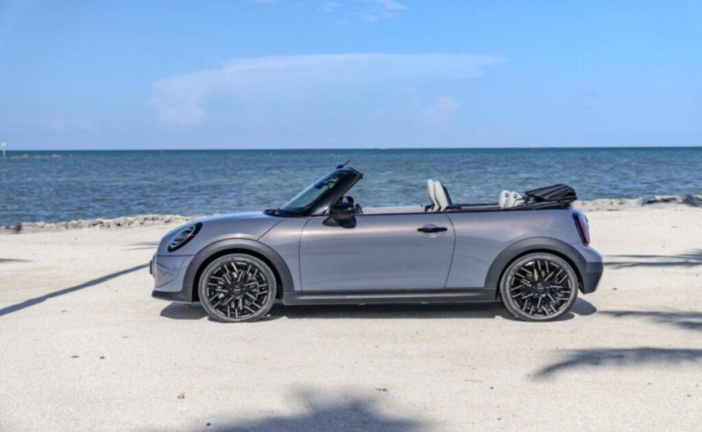 MINI revoluciona la carga de vehículos eléctricos con ChargeForward: más eficiente y sostenible.