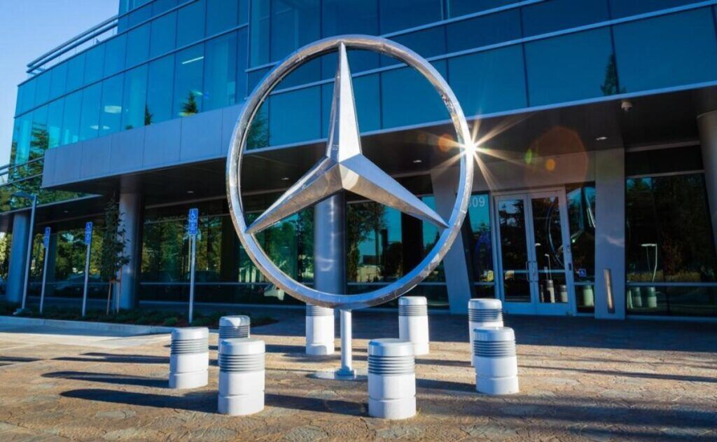 Mercedes-Benz sorprende con un nuevo Coupé de lujo: puertas suicidas y estilo Art Déco.