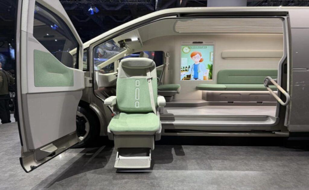 Toyota reinventa el Hiace con un diseño futurista para competir con la Ford Transit.