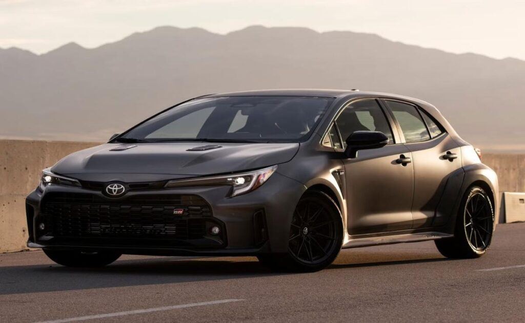 Conquiste cada curva con el Toyota GR Corolla 2026.