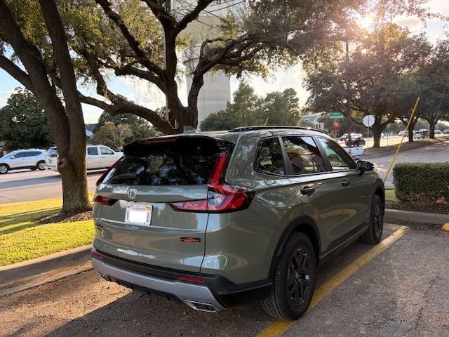 Trasera 3/4 de un Honda CR-V TrailSport 2026