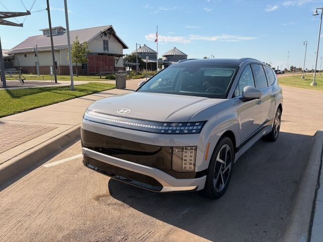 Frontal 3/4 de un Hyundai IONIQ 9 Calligraphy 2026 blanco