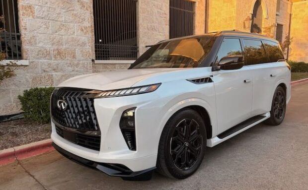 Frontal 3/4 de un INFINITI QX80 Autograph blanco