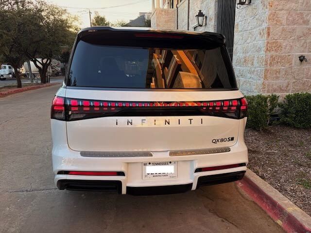 Trasera de un INFINITI QX80 Autograph 2026 blanco