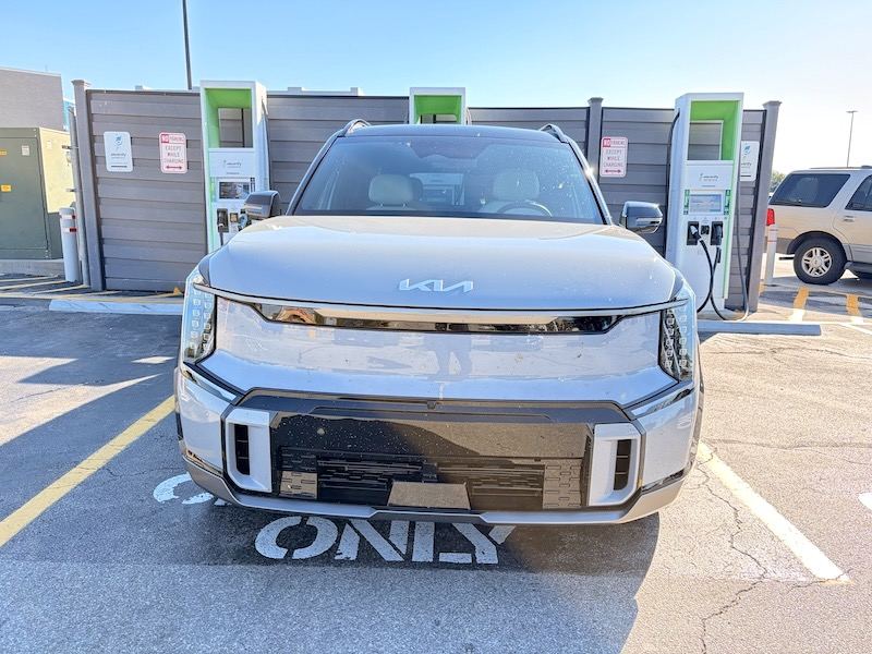 Frontal de un Kia EV9 GT-Line AWD 2026 blanco