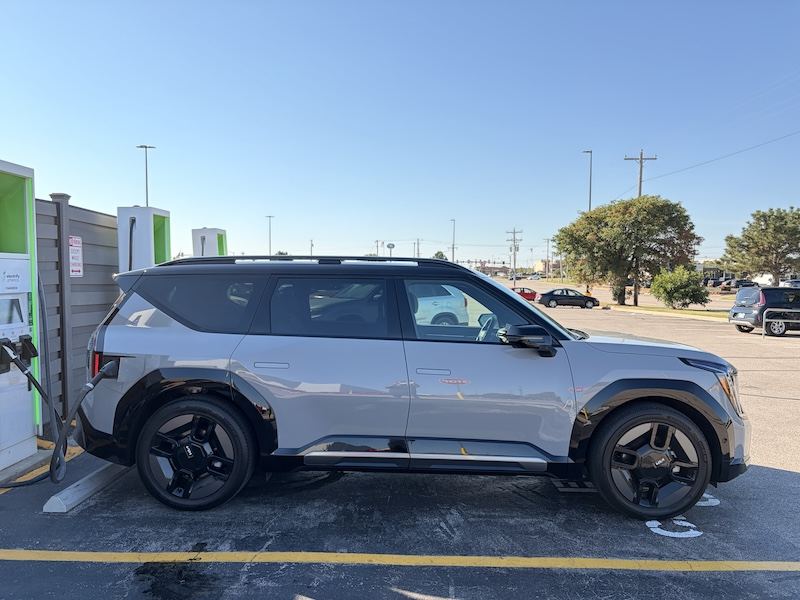 Lateral de un Kia EV9 GT-Line 2026
