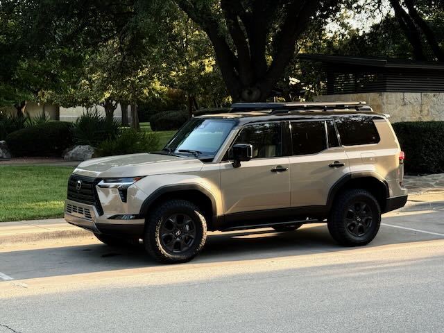 Lateral de un Lexus GX 550 Overtrail+ 2025