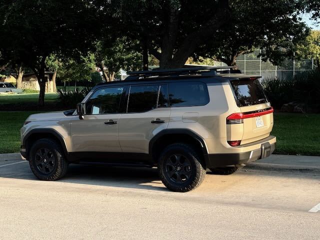 Lateral de un Lexus GX 550 Overtrail+