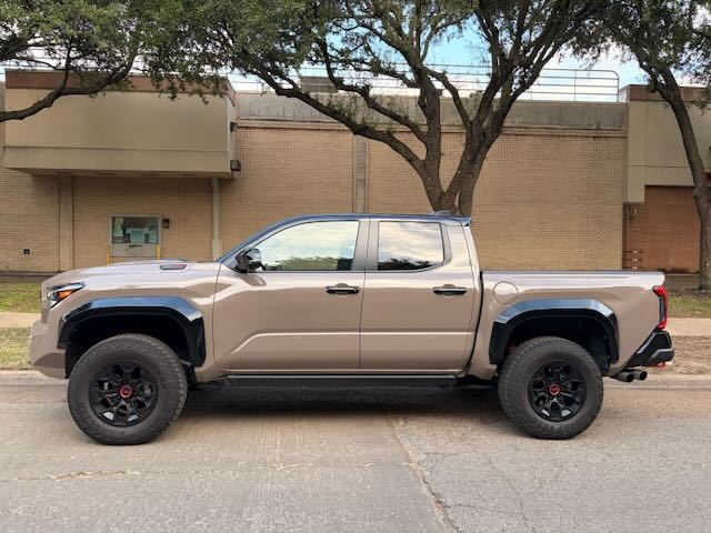 Lateral de una Toyota Tacoma TRD Pro Double Cab 2025 color arena