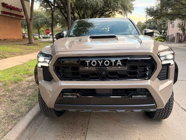 Frontal de una Toyota Tacoma 2025 de doble cabina