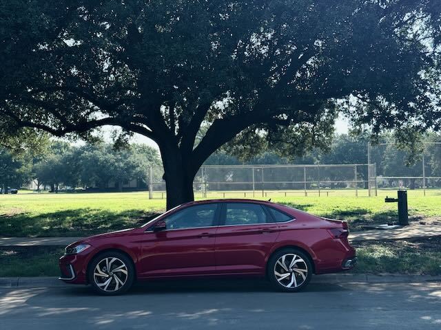 Lateral de un Volkswagen Jetta SEL 2025 rojo quemado