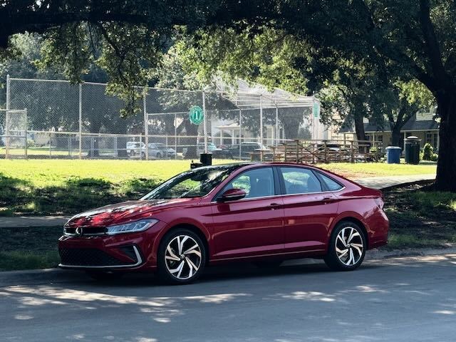 Frontal 3/4 de un Jetta 2025
