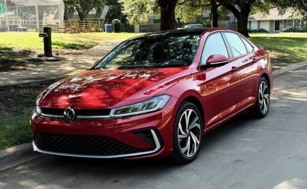 Frontal del nuevo Jetta 2025 en rojo quemado