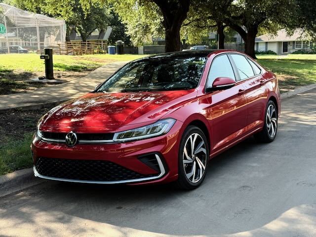 Frontal del nuevo Jetta 2025 en rojo quemado