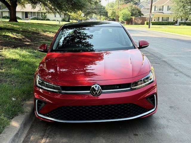Frontal de un Volkswagen Jetta SEL 2025