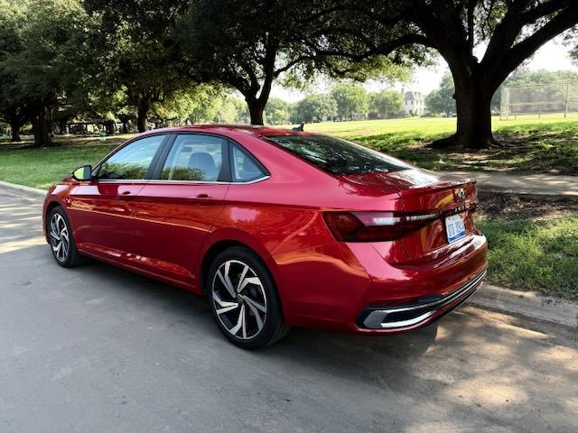 Trasera 3/4 de un Jetta SEL 2025