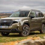 El Subaru Forester 2025 se posiciona como uno de los mejores SUV para jubilados gracias a su combinación de seguridad, comodidad y accesibilidad. Este modelo de sexta generación ha sido completamente rediseñado, pero ha logrado mantener las fortalezas que siempre lo han caracterizado. Con tracción integral simétrica estándar y una distancia al suelo de 22 cm, el Forester es ideal para aquellos que buscan un vehículo capaz de enfrentar diversas condiciones sin sacrificar comodidad. Su motor 2.5 BOXER de 180 caballos de fuerza es eficiente, y su transmisión continuamente variable Lineartronic asegura una conducción suave y cómoda. Además, su tamaño compacto facilita el acceso a los asientos y la conducción por entornos urbanos.