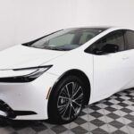 El Toyota Prius ha sido uno de los híbridos más icónicos del mercado y sigue manteniendo un impresionante valor de reventa gracias a su fiabilidad y eficiencia. Con un consumo de combustible que supera los 50 millas por galón, es la opción preferida por los conductores con conciencia ecológica. Los modelos de 2020 en adelante ofrecen tecnología avanzada como el control de crucero adaptativo y el asistente de mantenimiento de carril, manteniendo su competitividad. Además, la reputación de Toyota por la durabilidad y longevidad asegura que los compradores de vehículos de segunda mano vean al Prius como una inversión segura.