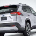 El Toyota RAV4 Hybrid sigue siendo un referente en el segmento de los SUV híbridos. Con una eficiencia de 37 MPG en general y hasta 41 MPG en carretera, este modelo continúa demostrando por qué es uno de los más vendidos. A pesar de que la generación actual lleva varios años en el mercado, Toyota ha logrado perfeccionar este modelo, manteniéndolo eficiente, espacioso y con una fiabilidad legendaria, características que han hecho de este vehículo un favorito de los conductores. Aunque algunos críticos mencionan que el interior podría parecer “aburrido” y la conducción algo firme, sigue siendo una de las opciones más equilibradas en su categoría, con un precio inicial de aproximadamente 32,600 dólares.