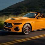 Imagina lo mejor de dos mundos: la potencia del Mustang combinada con la capacidad todoterreno del Raptor. Eso es lo que Ford está preparando para 2026 con el Ford Mustang Raptor, una versión que llevará al legendario muscle car al mundo del off-road.

Este modelo contará con tracción integral estándar, una suspensión personalizada y un alza de 2 pulgadas para mayor despeje. Su motor V8 de 5.0 litros ofrecerá casi 500 caballos de fuerza, mientras que la versión Raptor R contará con un motor V8 sobrealimentado de 5.2 litros y más de 700 caballos de fuerza. Con placas de protección en el chasis y amortiguadores Fox Live Valve, este Mustang será imparable en terrenos difíciles. Se espera que el precio comience alrededor de $90,000 para la versión base, y llegue a $110,000 para la versión R.