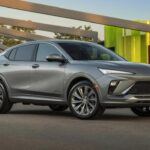 El Buick Envista 2026 es uno de los SUV más asequibles de la marca, con un precio de $24,600, pero su apariencia no lo refleja. Su diseño de coupé y las proporciones elegantes le dan un aire de sofisticación que normalmente asociaríamos con vehículos mucho más caros. La cabina está decorada con materiales de calidad, como un tablero elegante y una pantalla de infoentretenimiento de 11 pulgadas, comúnmente vista en modelos de gama alta de GM.

La versión Avenir, aunque con un precio que supera los $30,000, ofrece tapicería de cuero sintético y detalles en costura, evocando un lujo genuino. Si bien no es un Lexus, el Envista 2026 tiene ese toque de sofisticación y estilo que hace que su precio sea difícil de creer.