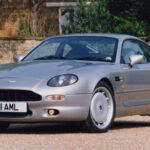 Ford fue propietaria de Aston Martin entre 1994 y 2007, un período en el que la marca británica de lujo experimentó una etapa de revitalización. Durante estos años, Ford supervisó la producción de vehículos emblemáticos como el DB7 y el V8 Vantage, que aparecieron en películas icónicas como 