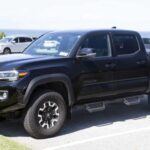 La Toyota Tacoma, en su tercera generación, es una de las mejores camionetas usadas que puedes encontrar en 2025. Con una fiabilidad sólida y un rendimiento confiable, esta camioneta tiene configuraciones para adaptarse a todo tipo de necesidades. El motor V6 de 3.5L con transmisión automática de 6 velocidades es nuestra opción preferida. Aunque en los primeros años hubo algunos problemas con el sistema de infoentretenimiento, estos se fueron corrigiendo con el tiempo. Su durabilidad y versatilidad la convierten en una opción muy atractiva para quienes buscan una camioneta confiable y resistente.