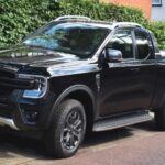 A pesar de su larga historia en el mercado, la Ford Ranger no ha logrado captar la atención de los compradores como se esperaba. Después de una pausa de varios años, la Ranger fue reintroducida en el mercado estadounidense en 2019, con la intención de competir en el segmento de camionetas medianas. Sin embargo, enfrenta una competencia feroz de modelos más establecidos, como la Ford F-150, que ha evolucionado constantemente. Uno de los problemas principales es que la Ranger se percibe como una versión más pequeña de la F-150, lo que la hace menos atractiva para quienes buscan una camioneta más robusta. Además, el precio de la Ranger a veces está demasiado cerca del de la F-150, lo que hace que muchos compradores opten por el modelo más grande y completo.
