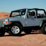 El Jeep Wrangler TJ se ha consolidado como una de las camionetas más apreciadas por los entusiastas del todoterreno. Su suspensión de cuatro brazos, tomada del Grand Cherokee, mejoró su rendimiento tanto en carretera como fuera de ella, haciéndolo ideal para aventuras. El modelo Rubicon y la versión Unlimited con una mayor distancia entre ejes son las más codiciadas. El motor AMC de seis cilindros 4.0L es casi indestructible, lo que lo convierte en una opción muy valorada en el mercado de vehículos usados. A pesar de ser un modelo de 1997 a 2006, su fiabilidad y versatilidad siguen destacando, con un valor promedio de 24.072 dólares, un 10% más en comparación con el año pasado.