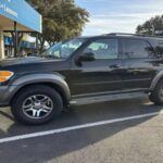 La Toyota Sequoia es uno de esos vehículos que tiene la reputación de ser casi indestructible. Este SUV de gran tamaño está diseñado para resistir el paso del tiempo, y muchos de sus propietarios informan que superan las 250,000 millas sin mayores problemas. Con su robustez, tracción en las cuatro ruedas y su capacidad para transportar a toda la familia en largas distancias, la Sequoia es ideal para aquellos que buscan un vehículo fiable para conservar durante muchos años.