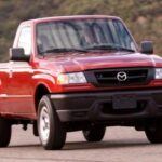 La Mazda B-Series se destacó por ser una camioneta compacta que no necesitaba de grandes alardes para demostrar su capacidad. Basada en la plataforma del Ford Ranger, ofreció un diseño sencillo pero funcional, ideal para quienes necesitaban una camioneta pequeña para trabajo urbano pero con suficiente capacidad para tareas más exigentes los fines de semana. Con motores confiables y un manejo honesto, la B-Series dejó claro que la calidad no siempre necesita estar acompañada de ruido publicitario. Esta pickup dejó una huella duradera por su fiabilidad, y aunque pasó desapercibida para muchos, quienes la tuvieron aprecian su legado.